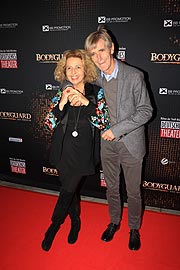 Schauspielerin Michaela May mit Mann Schauspieler Bernd Schadewald bei der Premiere von Bodyguard Das Musical am 08.11.2019 (©Foto. Martin Schmitz)